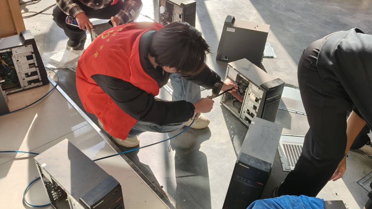 智能學(xué)院計(jì)算機(jī)硬件維護(hù)興趣小組志愿者赴汽車館開(kāi)展電腦維護(hù)專項(xiàng)服務(wù)